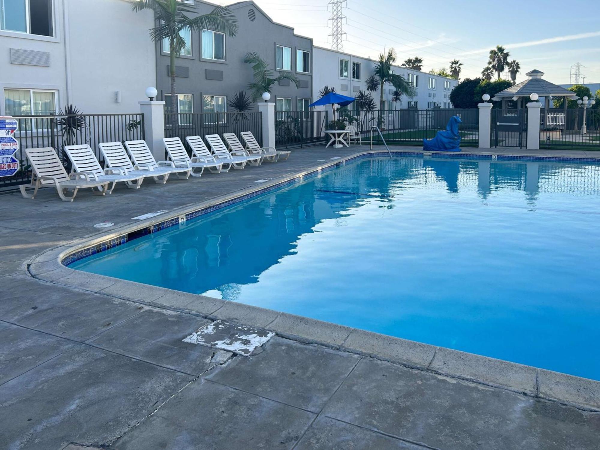 6 Carson, Ca 4* Carson